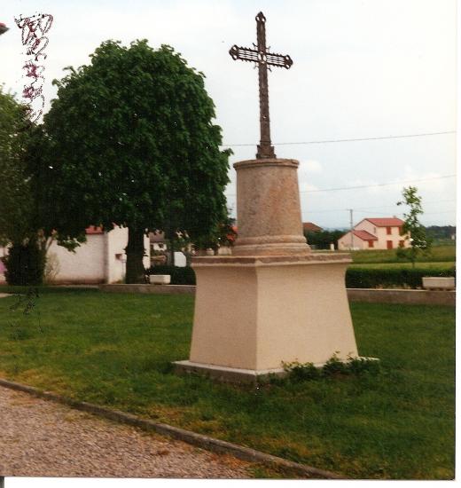 La croix près de l'église.