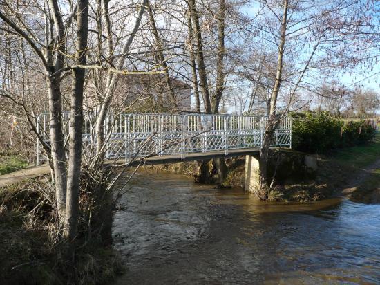 Passerelle sur la Thoranche reconstruite après la crue du 2 novembre 2009