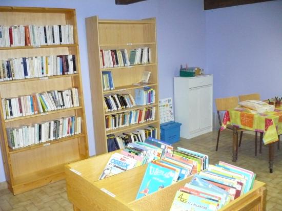 Remise en état de la bibliothèque en 2008 par des élus et en 2010 par un professionnel.