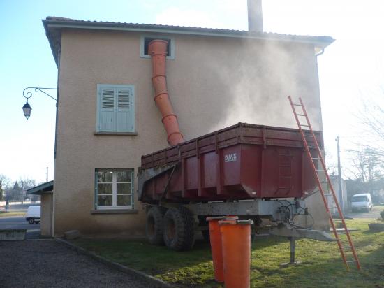 Evacuation d'un tas de gravats laissé dans les combles de la mairie depuis les années 1982